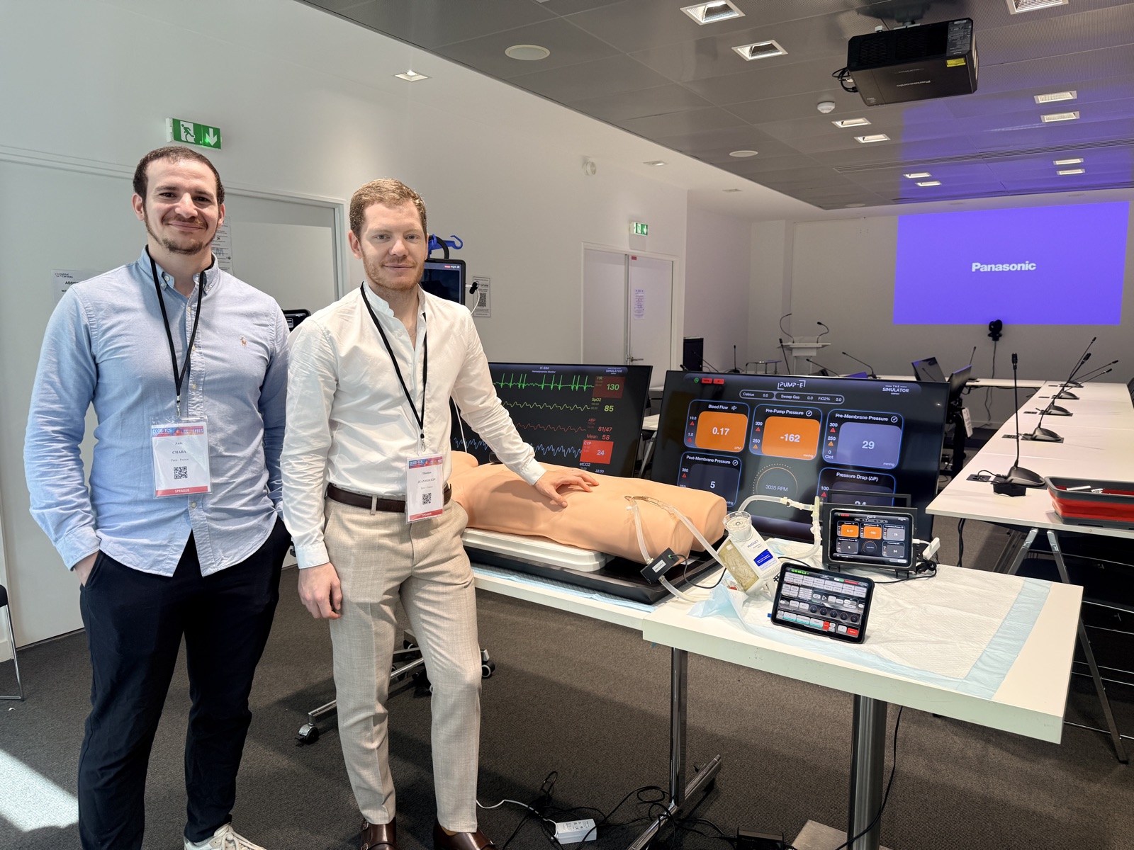 The E-SIM Pro 3 haemodynamics in action: live, responsive physiology on the monitors.