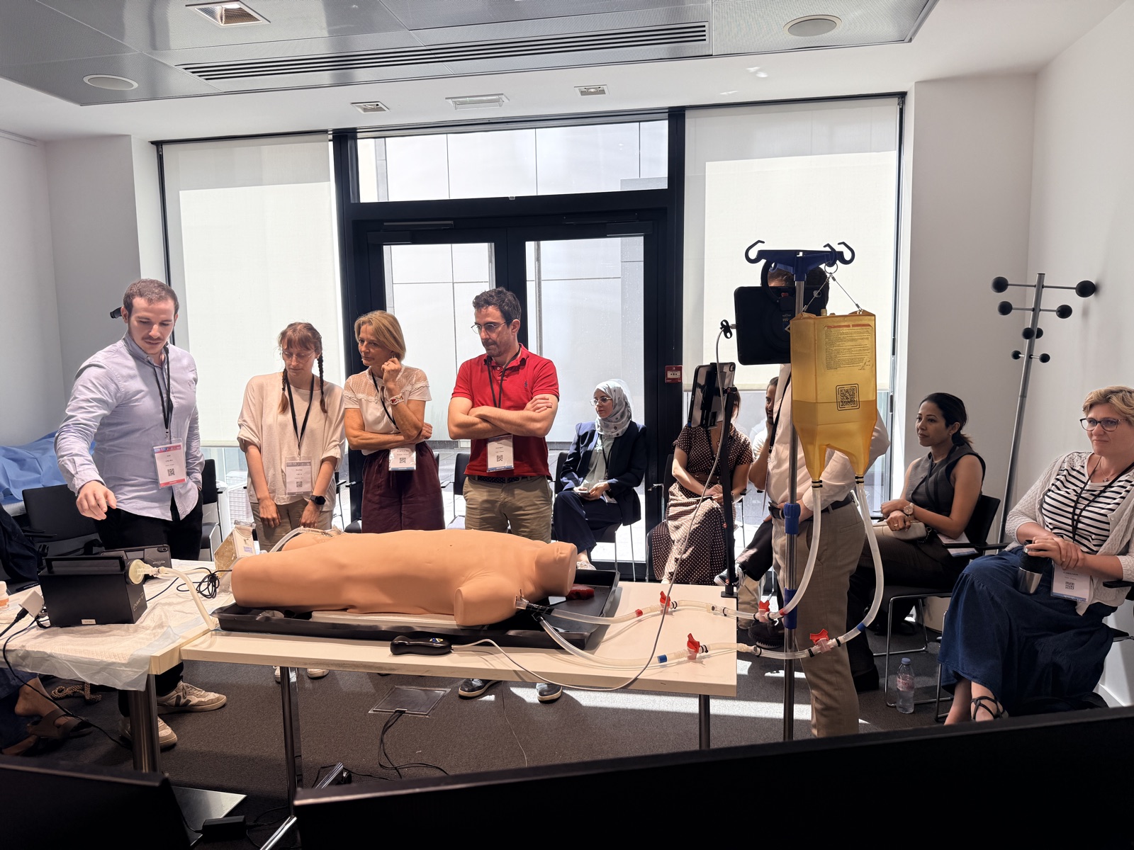Hands-on ECMO simulation workshop in progress.